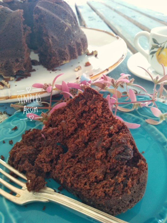 Esse bolo de tâmara com frutas secas e chocolate é o melhor que já comi.