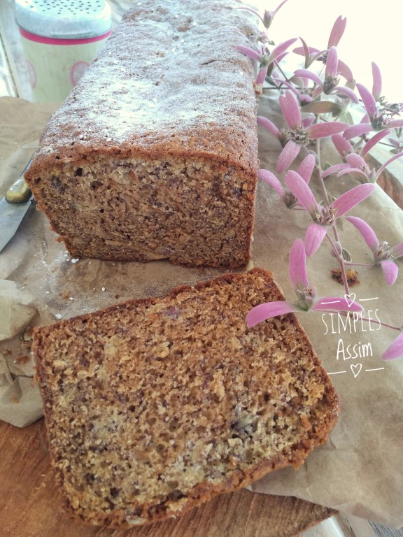 Esse bolo de banana com nozes pecan é fácil e gostoso.