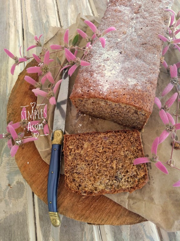 Bolo de banana com nozes pecan é um bolo fácil e gostoso