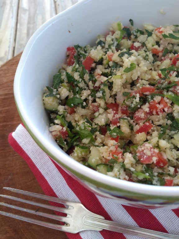 Esse tabule de couve-flor é leve, saudável e muito gostoso.