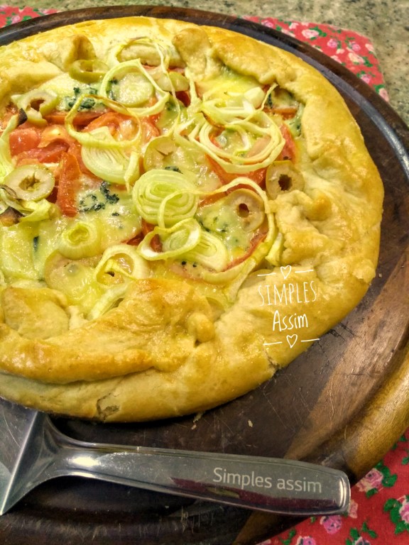 Essa Torta rústica de tomate e requeijão tem uma massa parecida com pizza. Fica uma delícia.