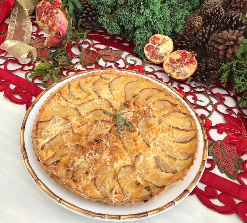 Essa quiche de gorgonzola e pera é um acompanhamento requintado e gostoso.