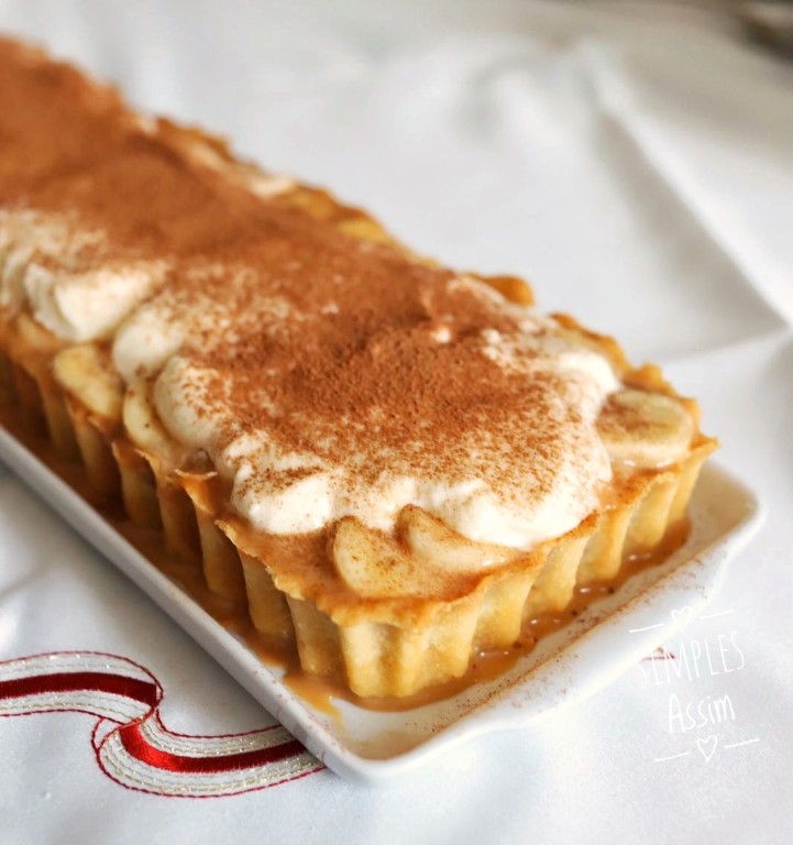 Essa Banoffee Pie é uma torta com banana, creme chantilly e chocolate. Uma delícia.