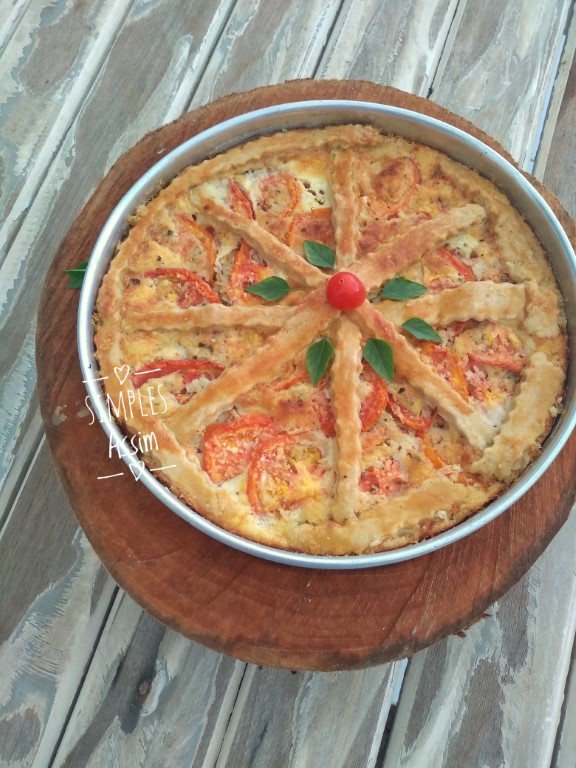 Essa torta de tomate, queijo e cebola é muito fácil de fazer e pode ser feita com ou sem glúten.