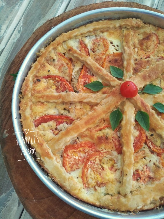 Essa Torta de tomate, queijo e cebola é fácil de fazer e pode ser feita com ou sem glúten