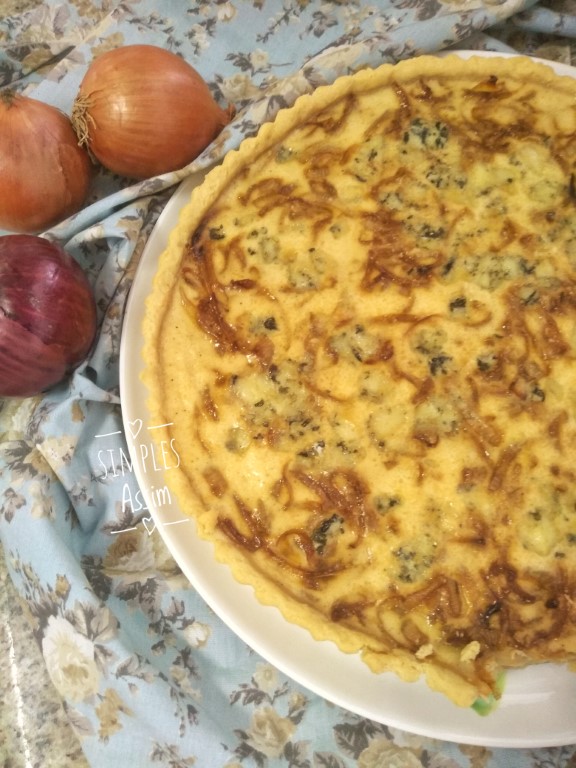 Essa Quiche de cebola caramelizada com roquefort é uma ótima opção para o lanche.