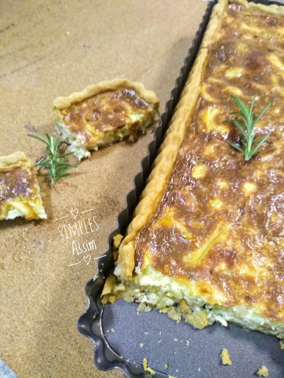 Essa Quiche de alho poró com alecrim é uma ótima opção de lanche.