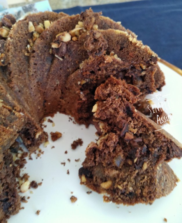 Esse Bolo de chocolate com frutas secas leva pedacinhos de castanha, avelâ, amêndoas e chocolate.