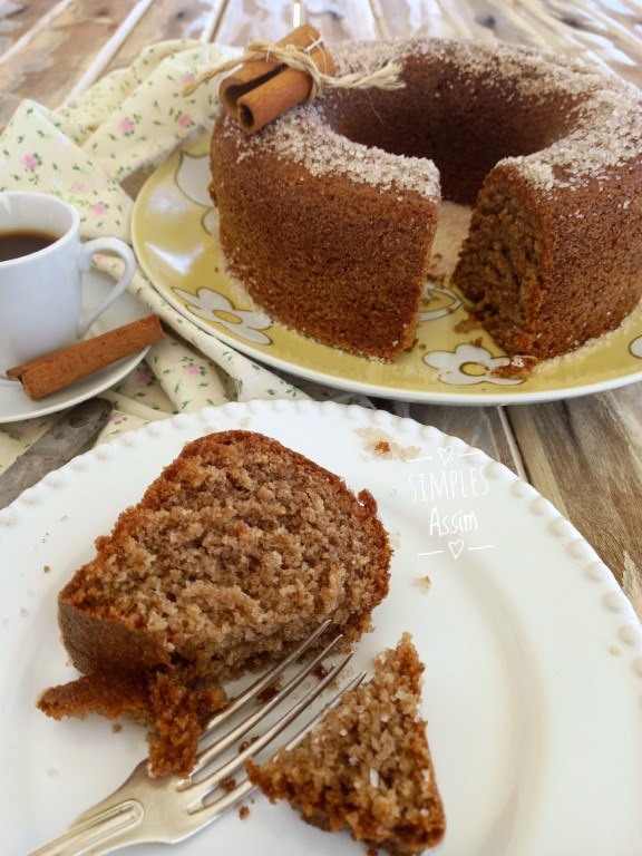 Esse Bolo fácil de banana com farinha de rosca fica bem fofinho.