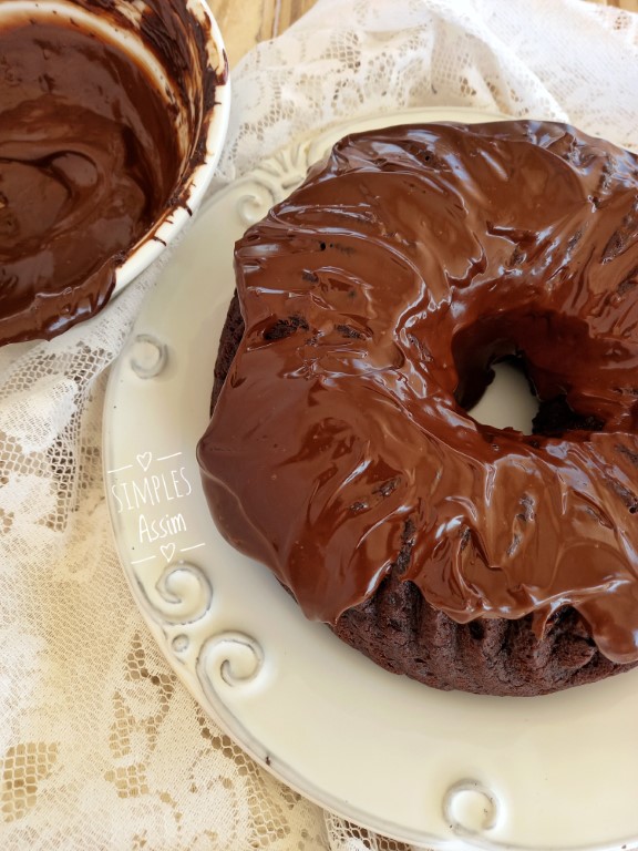 Este Bolo de chocolate com maionese fica muito gostoso.