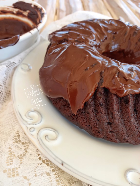 Este bolo de chocolate com maionese fica muito gostoso.