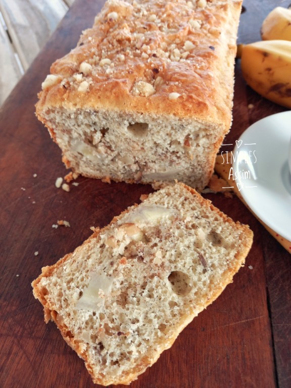 Esse Pão de banana com nozes é fácil de fazer e fica bem fofinho.