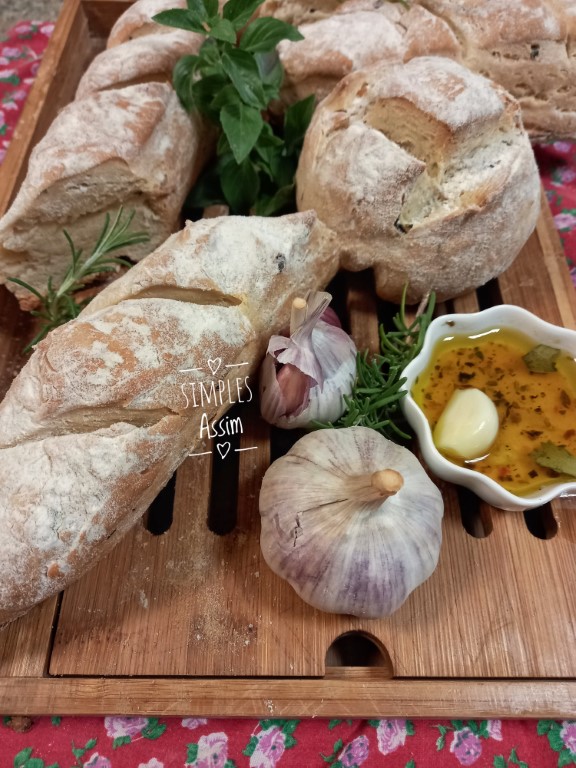 Esse Pão de manteiga com alho e ervas fica fofinho e gostoso.