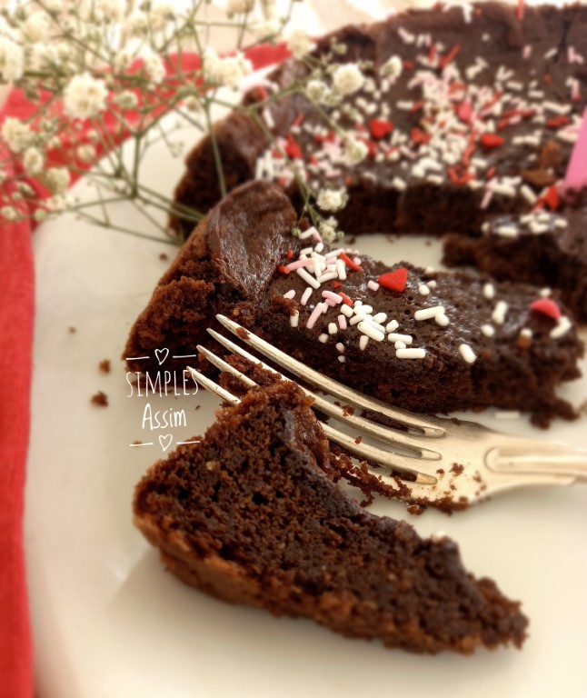 Este bolo de chocolate saudável não leva açúcar, nem glúten , nem lactose.