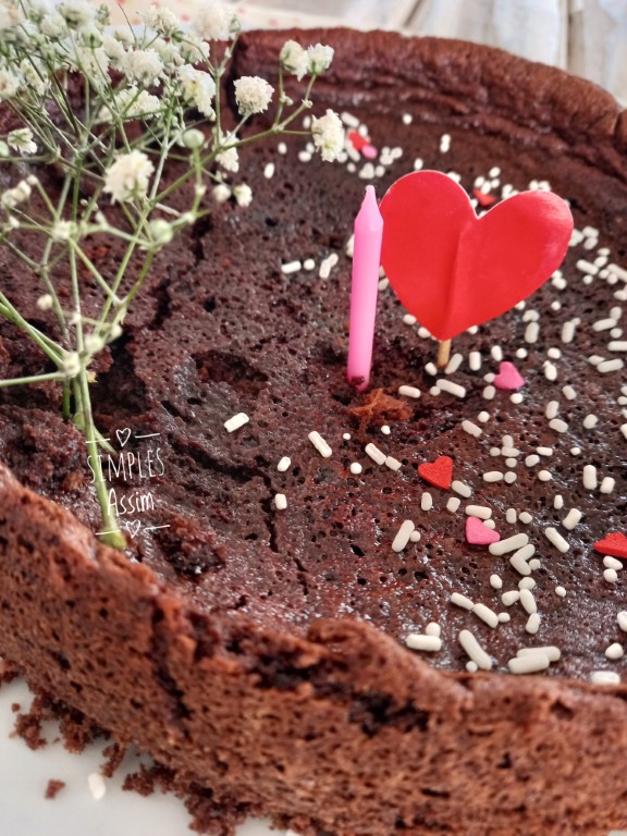 Este bolo de chocolate saudável não leva açúcar, nem glúten , nem lactose.