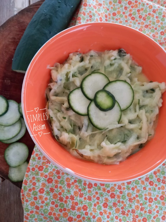 Essa Salada de pepino, iogurte e hortelã é bem refrescante e gostosa