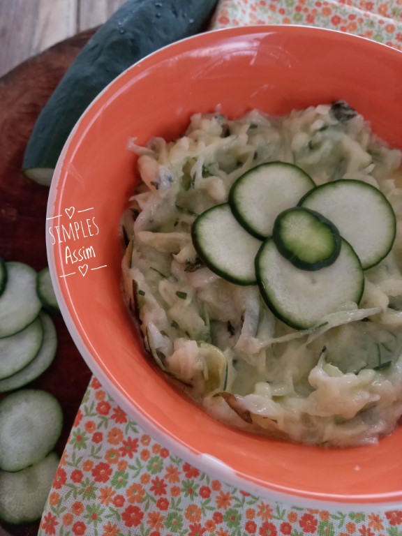 Essa Salada de pepino,iogurte e hortelã é super refrescante e gostosa.