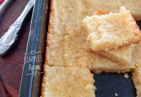 Esse Bolo de caroço do Piauí é feito com tapioca granulada e não leva glúten.