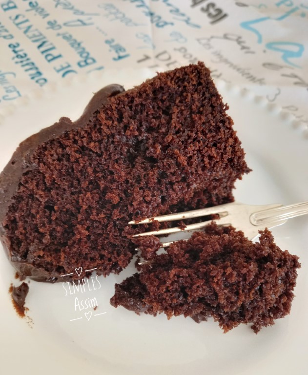 Esse Bolo de chocolate e café com ganache de laranja fica fofíssimo e tem um sabor delicioso. É todo preparado no liquidifcador.