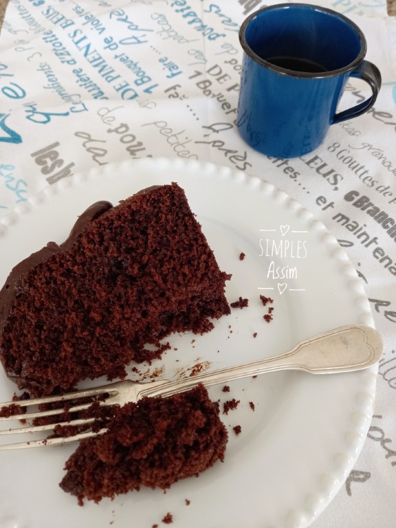 Bolo de chocolate com café na massa e ganache de caramelo