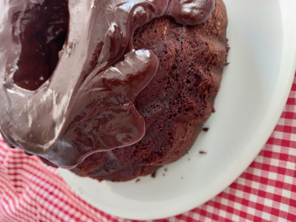 Esse Bolo de chocolate e café com ganache de laranja fica fofíssimo e tem um sabor delicioso. É todo preparado no liquidifcador.