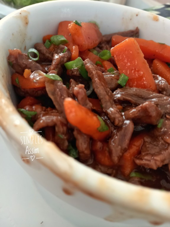 Essa Carne com cenoura imperial tem um tempero chinês e fica bem gostosa acompanhada de arroz branco