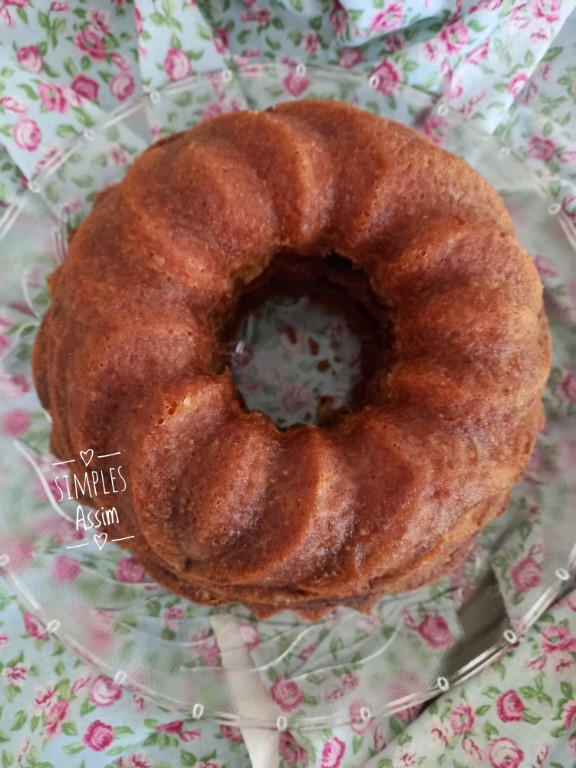 Esse Bolo estilo Cinammon Rolls tem o sabor dos famosos pãezinhos americanos Cinammon Rolls. Ele tem uma massa amanteigada e fica bem fofinho e saboroso.