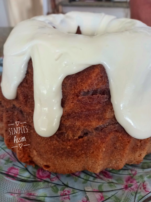 Esse Bolo estilo Cinammon Rolls tem o sabor dos famosos pãezinhos americanos Cinammon Rolls. Ele tem uma massa amanteigada e fica bem fofinho e saboroso.