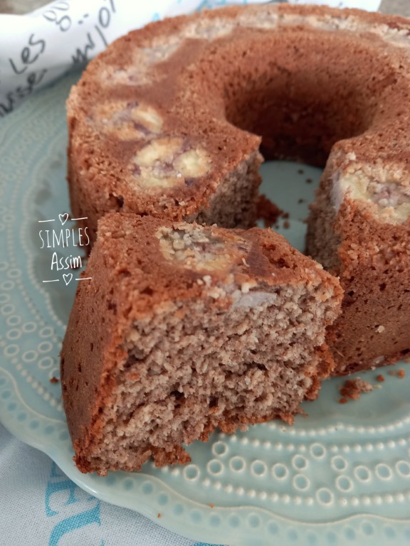 Esse Bolo de banana com calda de tangerina, não leva açúcar , o doce é das bananas que devem estar bem maduras. Fica gostoso e saudável.