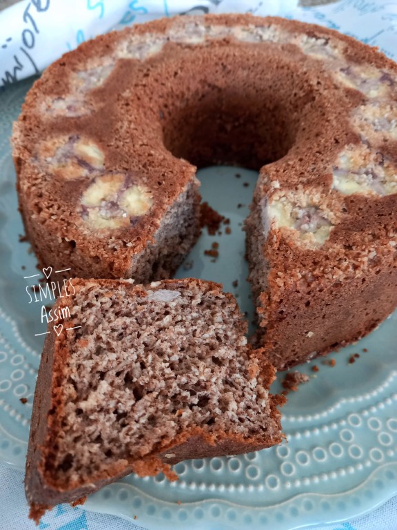 Esse Bolo de banana com calda de tangerina, não leva açúcar , o doce é das bananas que devem estar bem maduras. Fica gostoso e saudável.