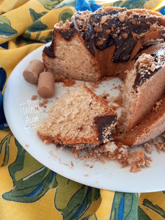 Esse Bolo de Paçoquinha com cobertura de chocolate é fofinho e muito gostoso.