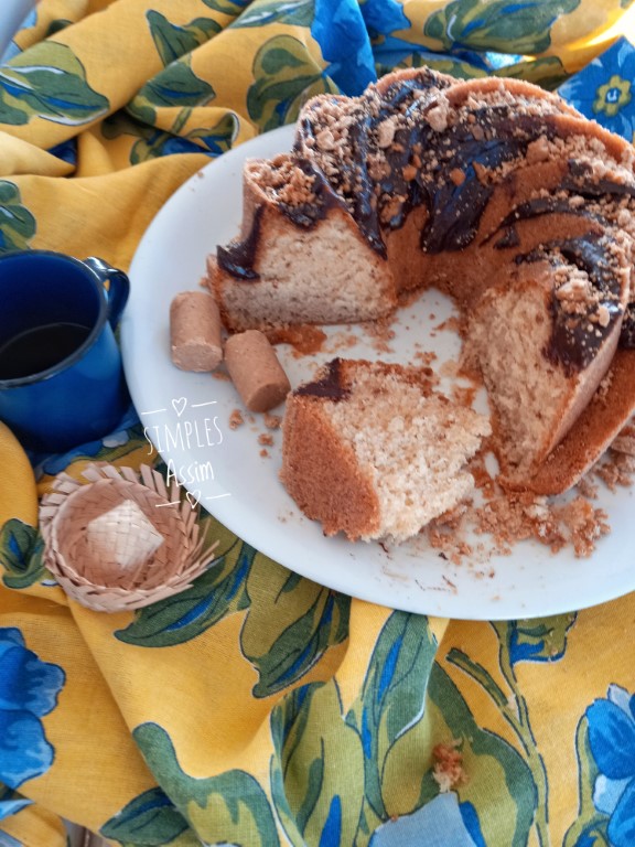 Esse Bolo de Paçoquinha com cobertura de chocolate é fofinho e muito gostoso.