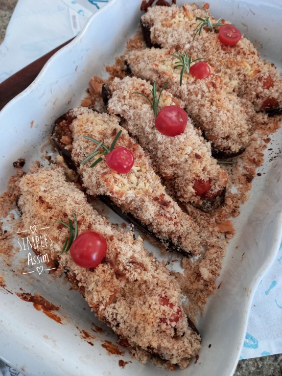 Essas Canoas de berinjela e parmesão são deliciosas. Recheadas com queijo, ervas e alho são cobertas com uma farofinha crocante ficam perfeitas.