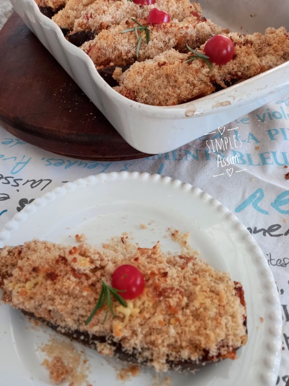 Essas Canoas de berinjela e parmesão são deliciosas. Recheadas com queijo, ervas e alho são cobertas com uma farofinha crocante ficam perfeitas.