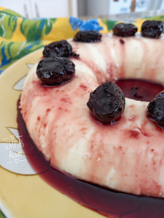 Esse Manjar branco ganha um sabor todo especial com essa calda de ameixa com vinho e especiarias.