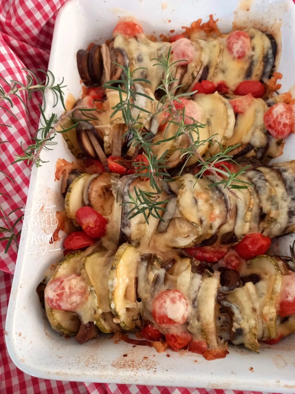 Esse Ratatouille com queijo fica super gostoso. É feito com berinjela, cebola, abobrinha e tomate e temperado com azeite, alho e alecrim.