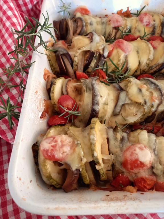 Esse Ratatouille com queijo fica super gostoso. É feito com berinjela, cebola, abobrinha e tomate e temperado com azeite, alho e alecrim.