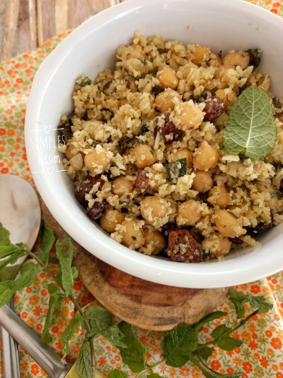 Esse Tabule de couve-flor assada com grão de bico e hortelã não leva glúten.