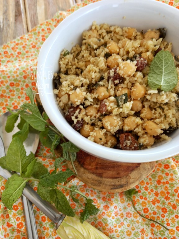 Esse Tabule de couve-flor assada com grão de bico e hortelã é sem gluten.