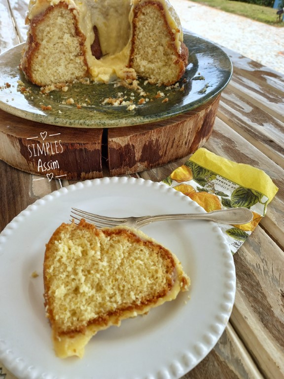 Esse Bolo de laranja com curd fica fofíssimo e muito gostoso.