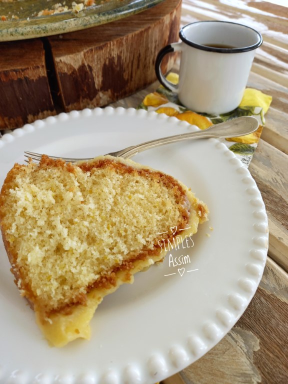 Esse Bolo de laranja com curd fica fofíssimo e muito gostoso.