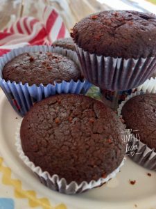 Esses Cupcakes de chocolate são fáceis de fazer e ficam fofinhos e saborosos. Ótimo para festinhas e para o lanche das crianças.