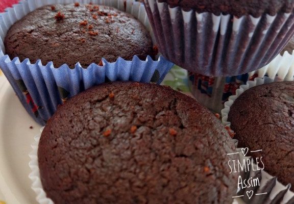 Esses Cupcakes de chocolate são fáceis de fazer e ficam fofinhos e saborosos. Ótimo para festinhas e para o lanche das crianças.