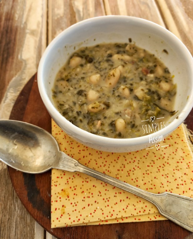 Essa Sopa de feijão branco e brócolis é uma ótima opção para enfrentar o frio. Ela é mais encortada e dá uma gostosa sensação de saciedade.