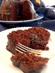 Este Bolo de chocolate 1,2, 3 é daqueles bolos fáceis e gostosos para você fazer sem ter trabalho. Os ingredientes são misturados com um fouet.