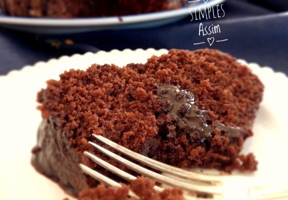 Este Bolo de chocolate 1,2, 3 é daqueles bolos fáceis e gostosos para você fazer sem ter trabalho. Os ingredientes são misturados com um fouet.