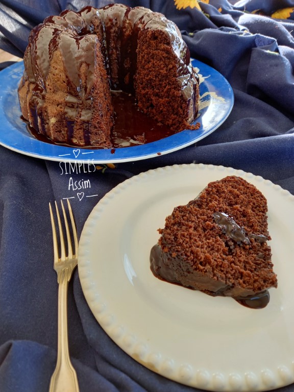 Este Bolo de chocolate 1,2, 3 é daqueles bolos fáceis e gostosos para você fazer sem ter trabalho. Os ingredientes são misturados com um fouet.