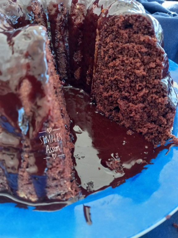 Este Bolo de chocolate 1,2, 3 é daqueles bolos fáceis e gostosos para você fazer sem ter trabalho. Os ingredientes são misturados com um fouet.