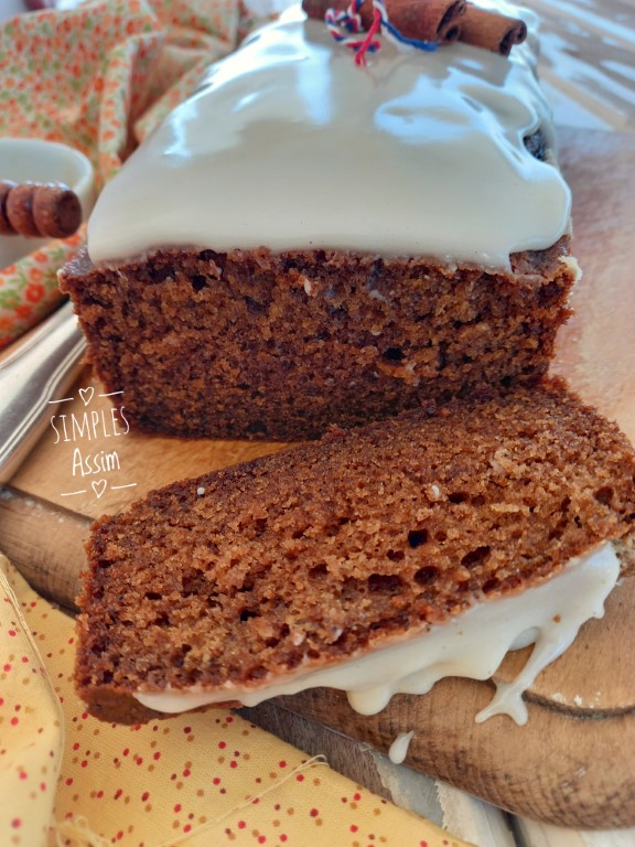 Esse Bolo de mel com especiarias é muito aromático e saboroso. Leva canela, noz moscada e cravo e é feito em forma de bolo inglês.