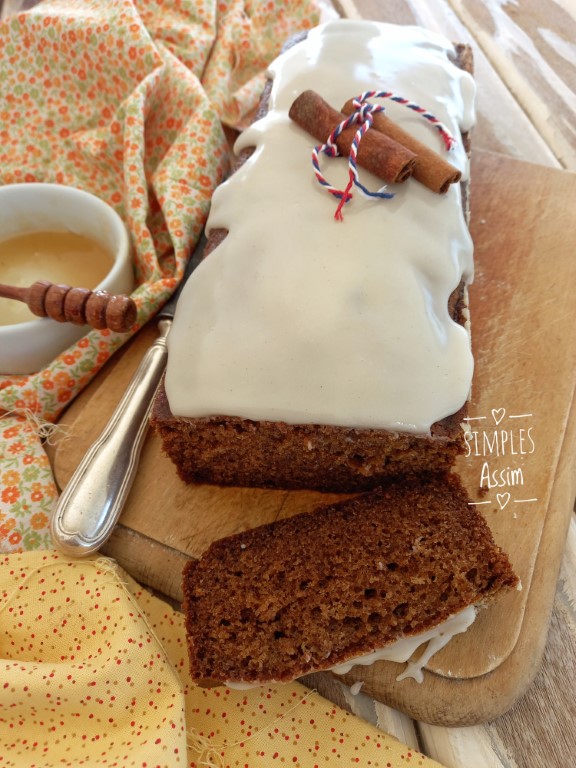 Esse Bolo de mel com especiarias é muito aromático e saboroso. Leva canela, noz moscada e cravo e é feito em forma de bolo inglês.